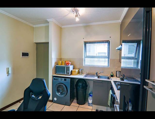 1 BEDROOM APARTMENT FOR SALE IN BRYANSTON